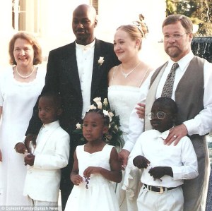 2992B1B200000578-3128908-Wedding_day_Dolezal_and_Moore_got_married_in_2000_but_the_couple-a-10_1434592741412